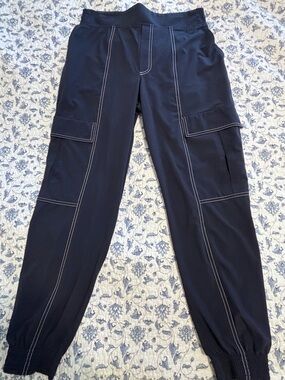 Athleta Chelsea Utility Jogger Size 6 Navy Blue
Cargo snap and zip pockets